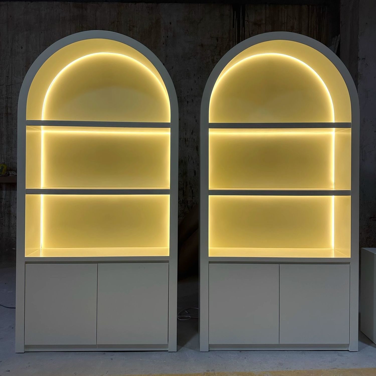 美妆美容店展示柜圆弧拱形货柜直播间背景柜鞋包店化妆品展柜