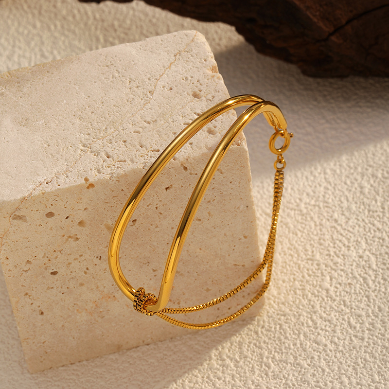 Joyería de acero inoxidable Chenhe para mujer, accesorios de mano de alta gama que no se desvanecen, moda transfronteriza europea y americana, pulsera de acero de titanio de lujo ligero de estilo abierto. image 3