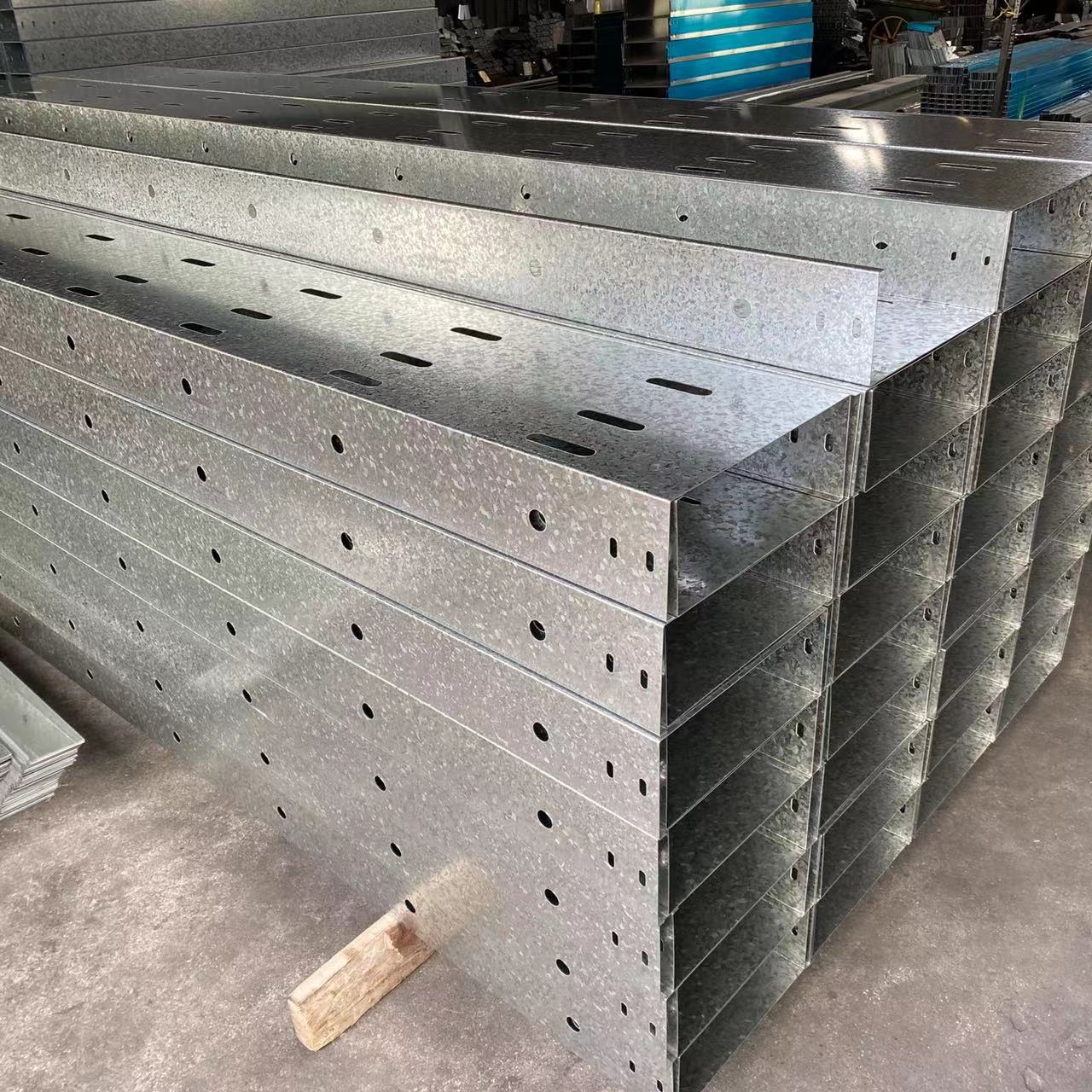 佛山厂家直发镀锌散热孔托盘式电缆桥架 镀锌线槽 镀锌槽式桥架