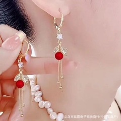 新商品の赤い艶消し真珠にドリルの葉を入れています。