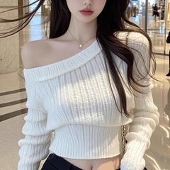 2024冬の純欲甘ギャルの白い斜め肩の長袖のニットの底のシャツの女性は身を修める腰の短い女性の上着を身に着けます。
