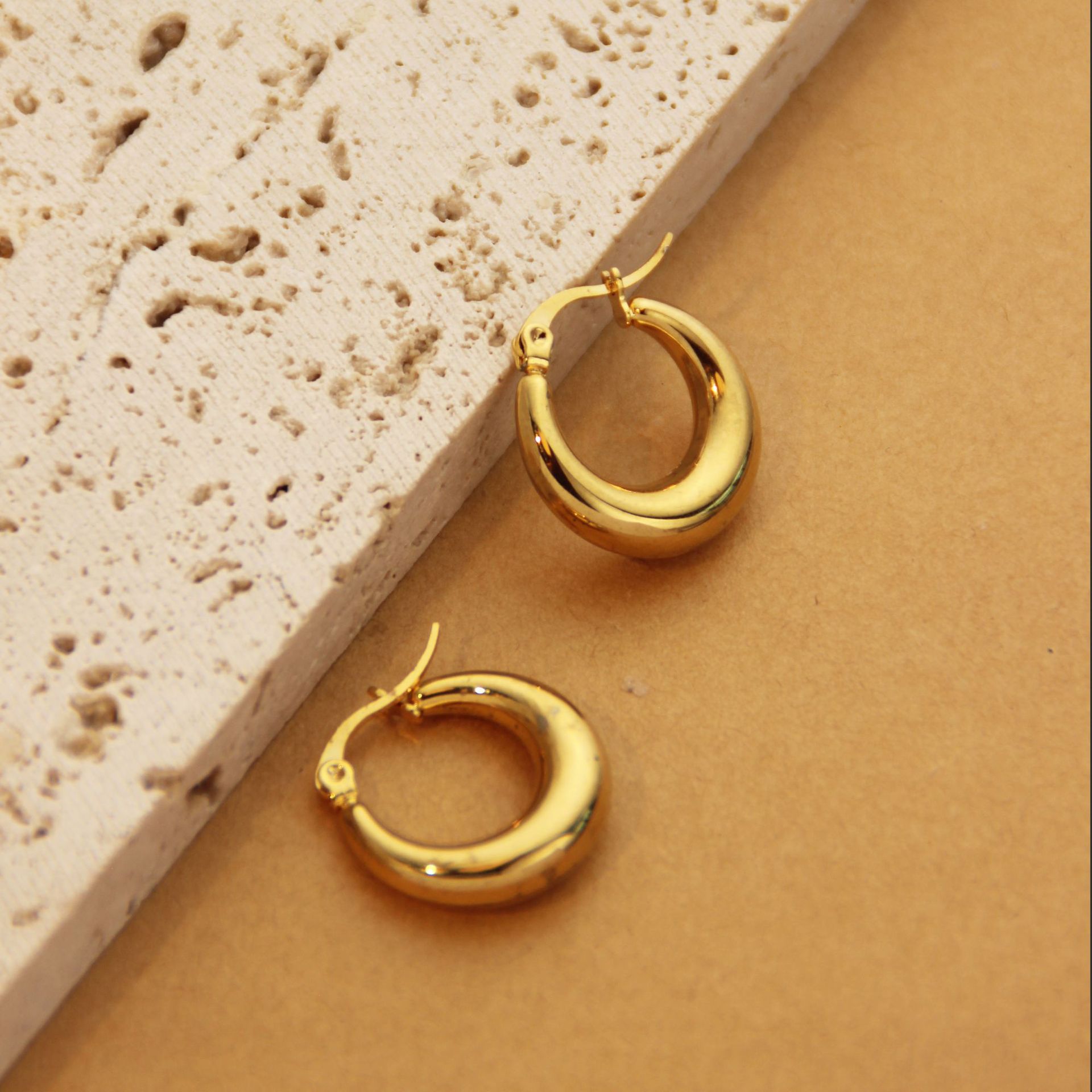 1 Pair Retro Simple Style C Shape U Shape Solid Color Plating Titanium Steel 18k Gold Plated Earrings display picture 3