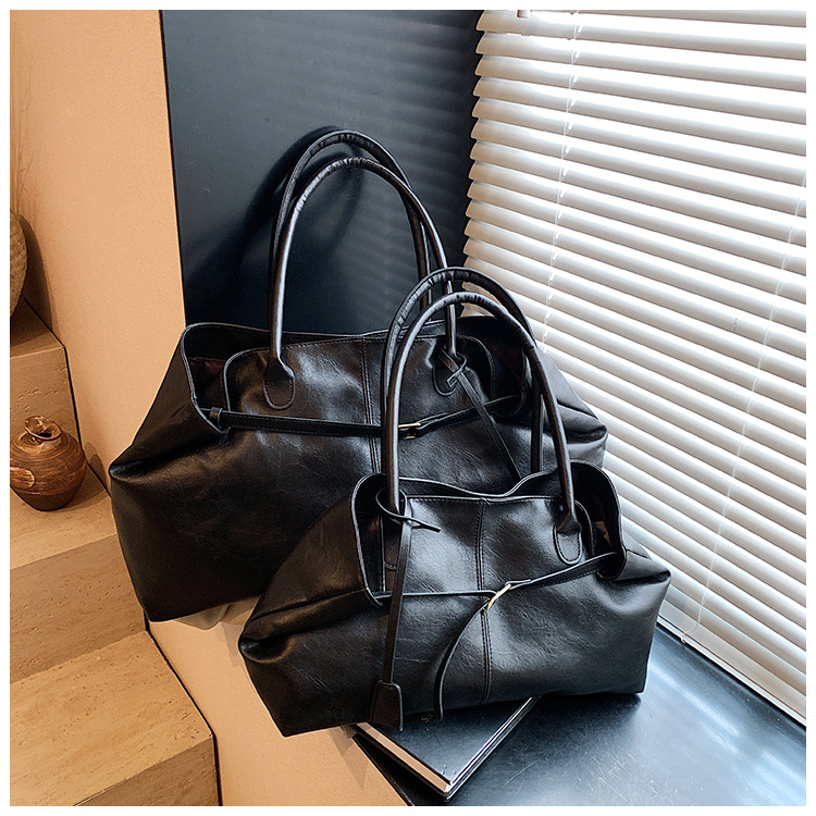 The laid-back style large-capacity underarm tote bag for women in 2025, with a lock, is fashionable and versatile. It's a trendy single-shoulder bag for commuting undefined