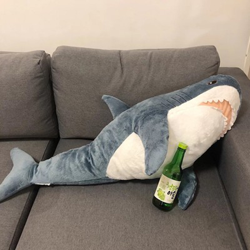 アマゾンのサメは枕のぬいぐるみのソファーのクッションのサメのぬいぐるみを抱いて寝ます。|undefined
