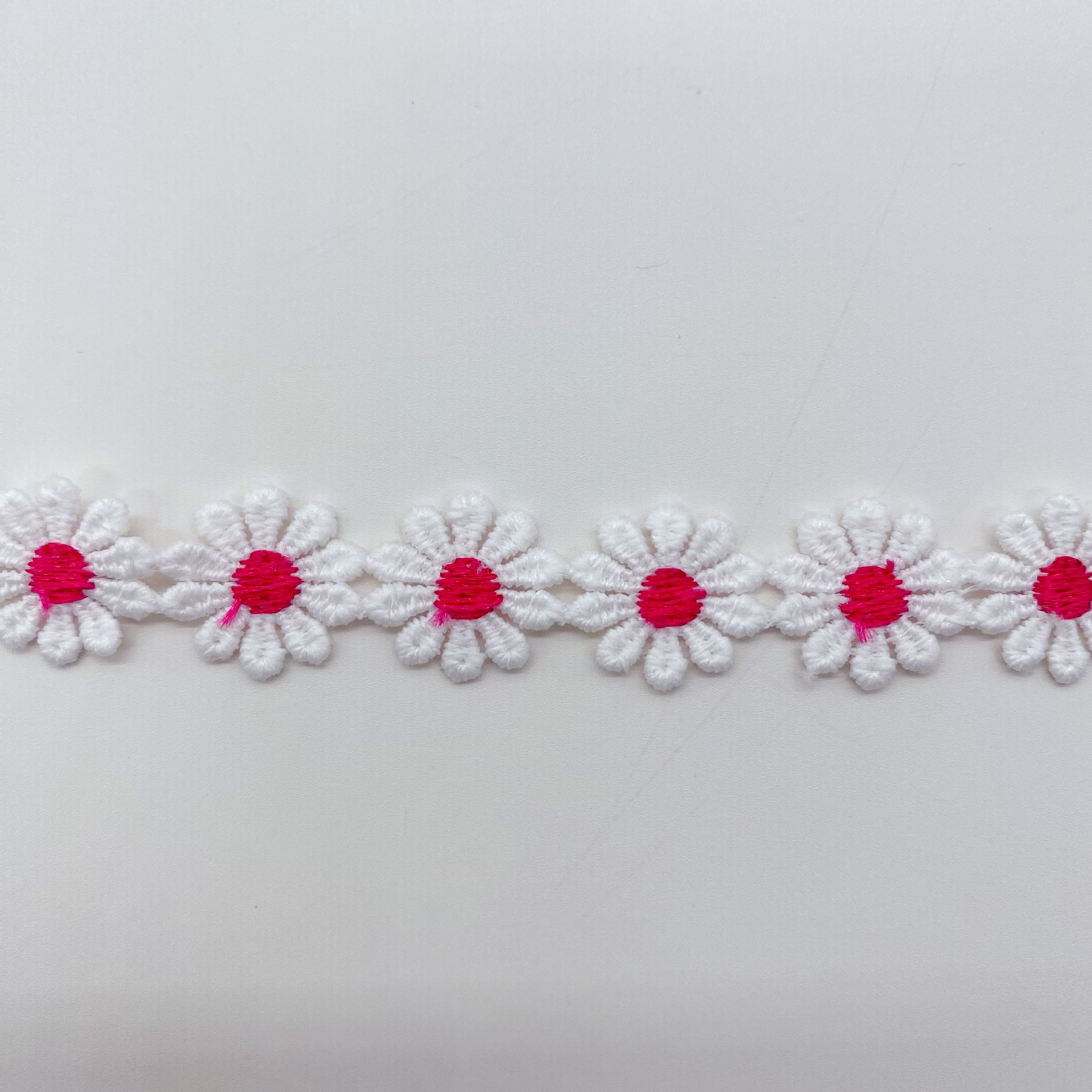 Dos colores de encaje Daisy código de barras Cadena de clavícula accesorios de joyería decorativos coloridos accesorios de ropa para niños encaje soluble en agua