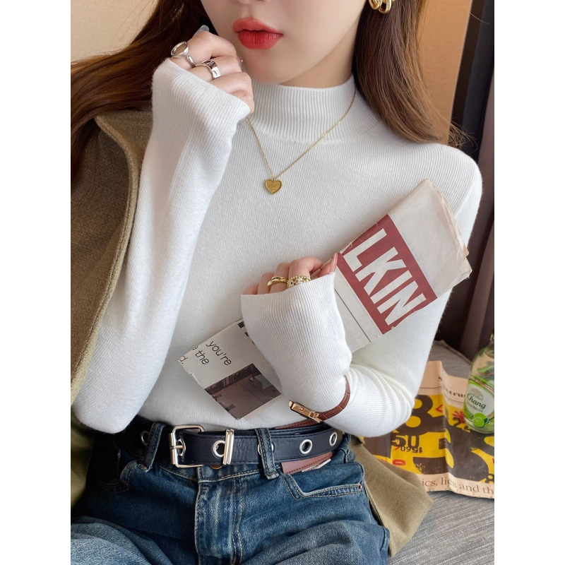 Luxury high-end turtleneck coat paired with a sophisticated fitted pullover knit sweater long-sleeved base layer for women in autumn and winter.