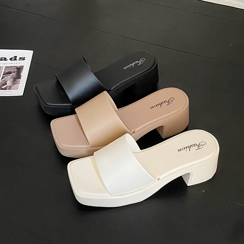 Трансграничные 2025 новые тапки на каблуках женские летние наружные носить толстые подошвы нескользящие модные дикие сандалии на средних каблуках для внешней торговли