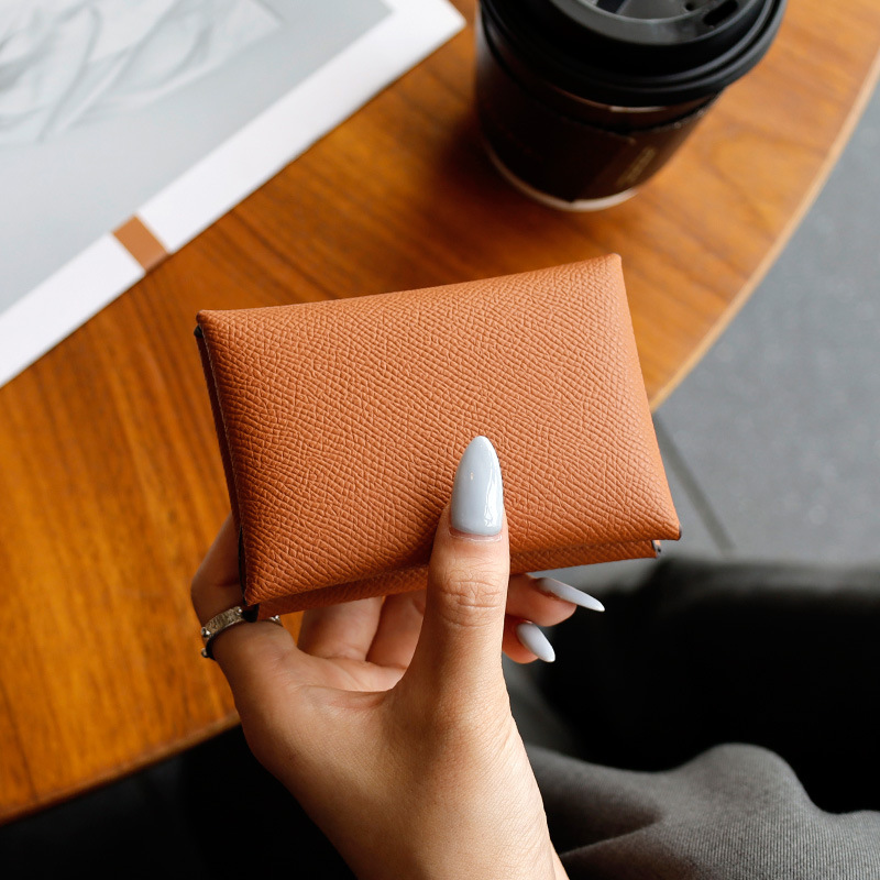 おしゃれなカバンの女性の本革の掌紋の名刺はシンプルで小さい香りの風のカードは会議の贈り物を包んで代行します。