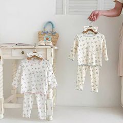 子供の家の服の秋の新型の女性の赤ちゃんの長袖のパジャマのパジャマのズボンの2つのセットの赤ちゃんの木の耳元の花のセット