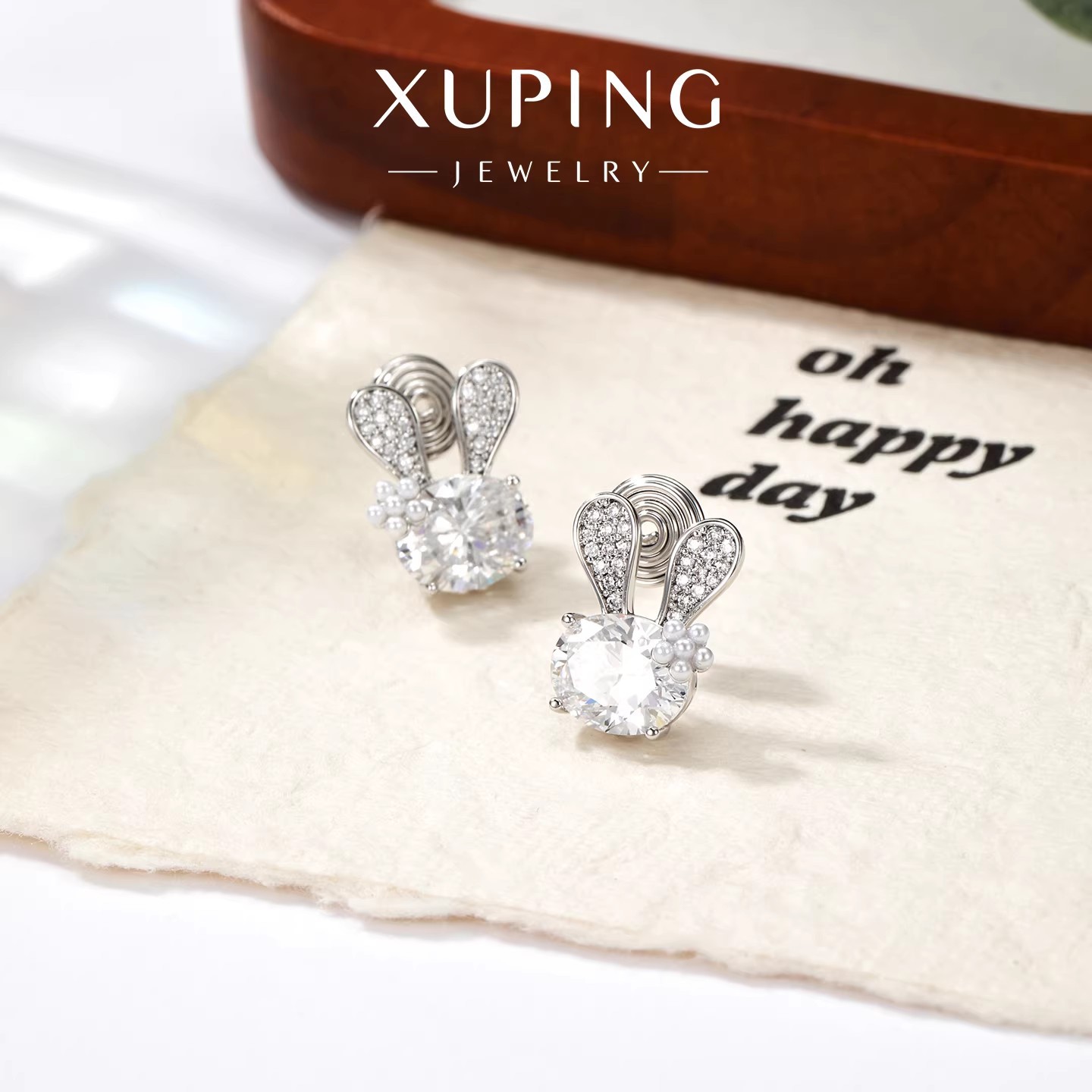 Pendientes de clip Xuping de aleación de cobre con baño de plata, diseño elegante y exclusivo, aretes graciosos y dinámicos para mujeres sin perforaciones en las orejas.
