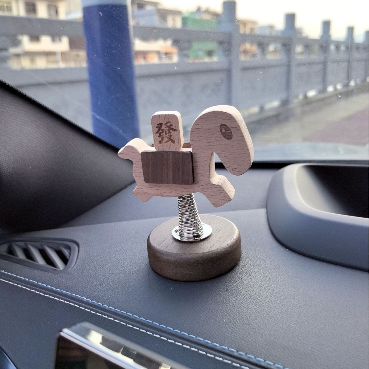 Baigu lavado de cara (hazte rico de inmediato) Accesorios para automóviles de madera maciza, adornos de mesa, regalos a mano, artesanías de madera de pony