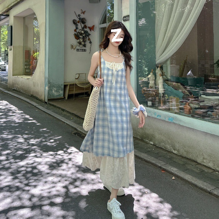 青い格子縞の大衆デザインのサスペンダーのスカートのワンピース2025の新型の夏の女性の偽の2つはレースの長いスカートをつなぎ合わせます。|undefined