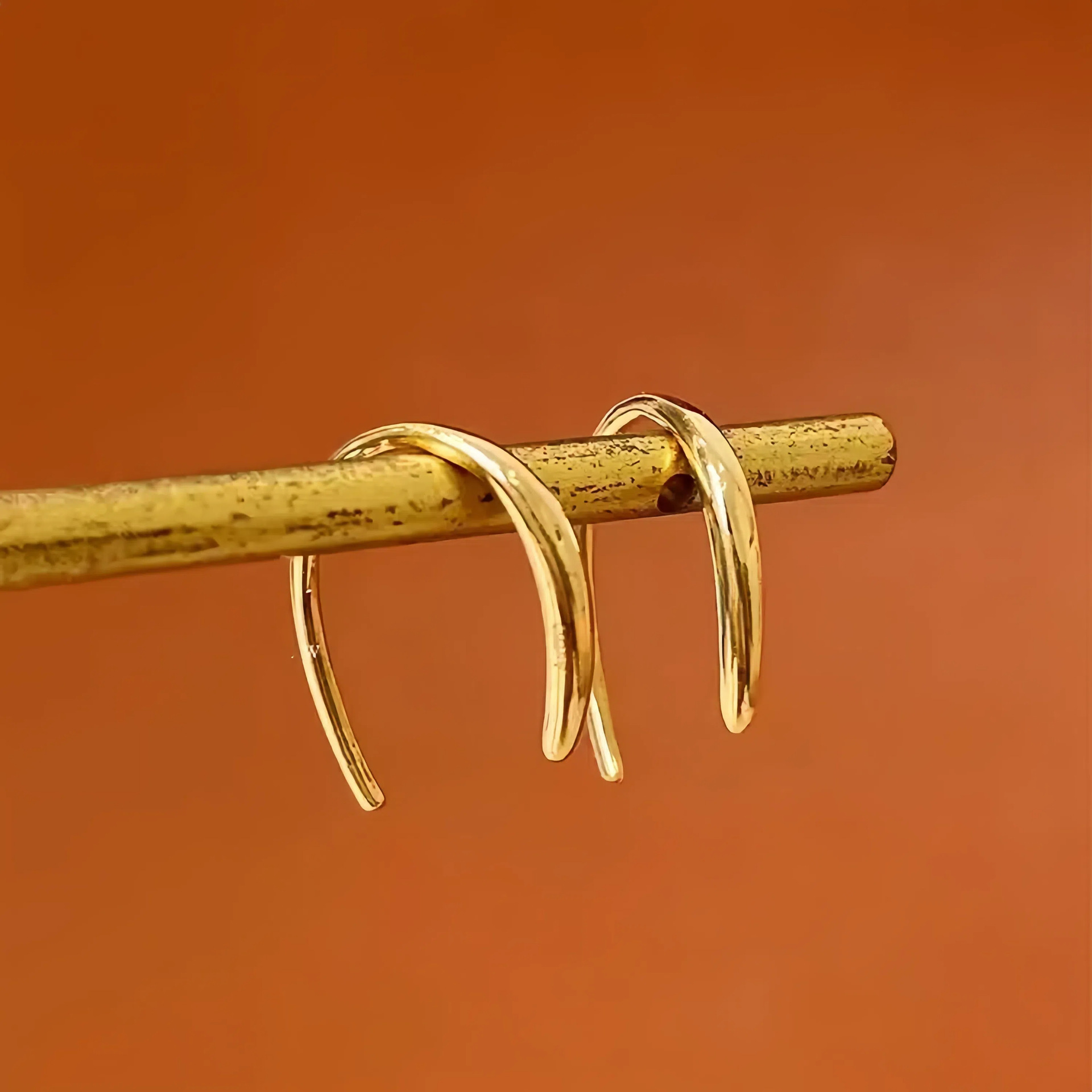 S925 plata esterlina chapado en oro de 14k simple gancho de orejas en forma de U para mujeres estilo de diseño estilo estilo estilo estilo personalidad de orejas versátil