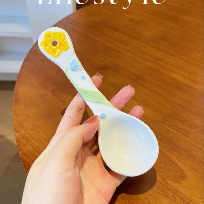 漫画の長い柄の陶磁器のスープのスプーンのかわいい家庭用の創意の高い顔の値のピンクのネットの赤い釉薬の下の色の小さいスプーン|undefined