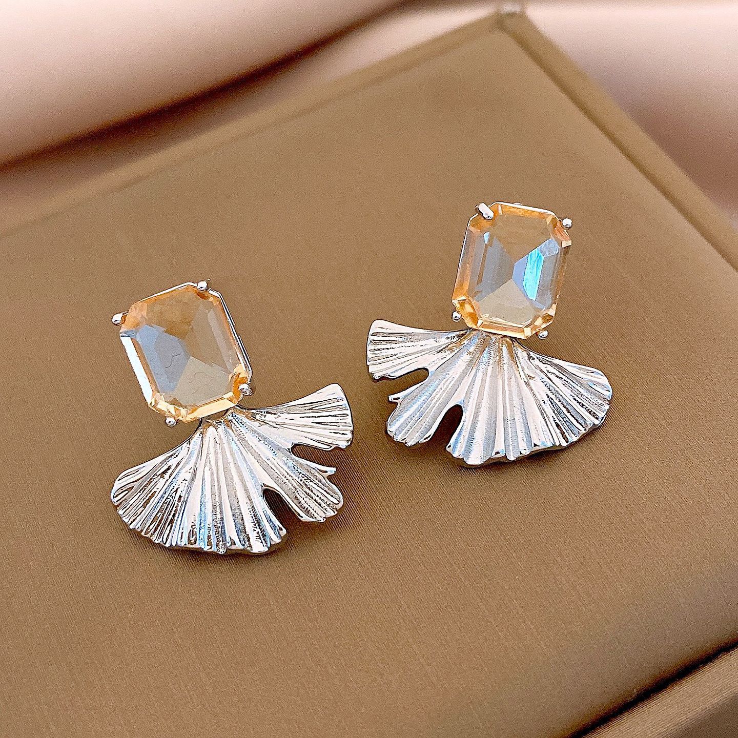 銀の針の黒色の水晶の項の幾何学のピアスの小さい大衆の百合のイヤリングのファッションの気質の軽くて豪華な高級感の耳飾りの卸売り