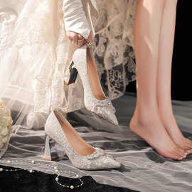 新娘婚鞋2024新款细跟主婚纱亮片订婚不累脚水晶鞋高跟单鞋
