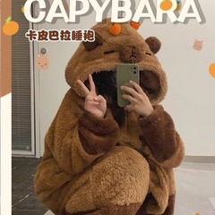 カピバラの赤い本は越境して秋の冬に保温します。