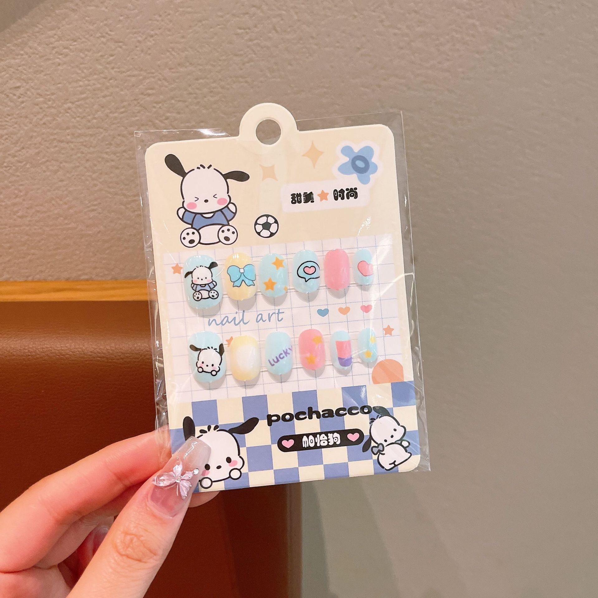 Uñas postizas Kuromi para niños en caja, lindas pegatinas de uñas removibles para niñas, pegatinas de uñas exquisitas de dibujos animados.