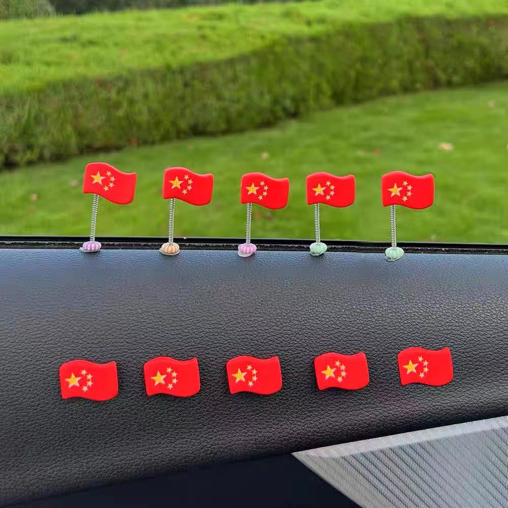 Coche sacudiendo la cabeza, adornos pequeños, adornos de primavera, panel de instrumentos, accesorios de interior, decoración de coche de bandera roja junto a la ventana, Día Nacional
