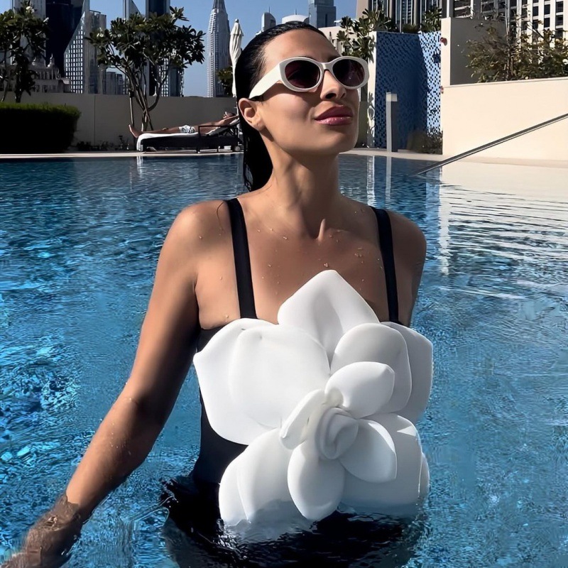 Schwarzer und weißer Damen-Einteiler mit großem Blumenmuster auf der Brust – perfekt für Strand, Pool, Freizeit und Urlaub_voghion.com