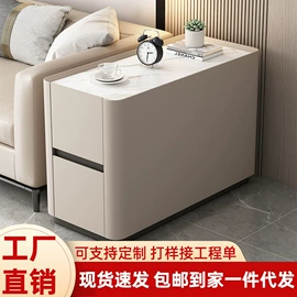 床头柜;皮艺床;梳妆台