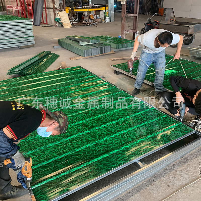 深圳厂家供应地铁工地施工小草彩钢围挡市政工程白色PVC围挡现货