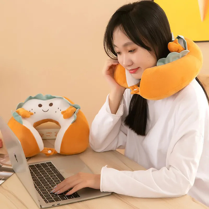 Plīša u-veida ceļojumu spilvens ar grauzdiņa dizainu_voghion.com