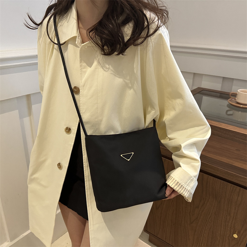 Bolso de nylon nicho de mujer bolso único rosa sensación de diseño 2024 nuevo pequeño bolso bajo la axila de verano fresco