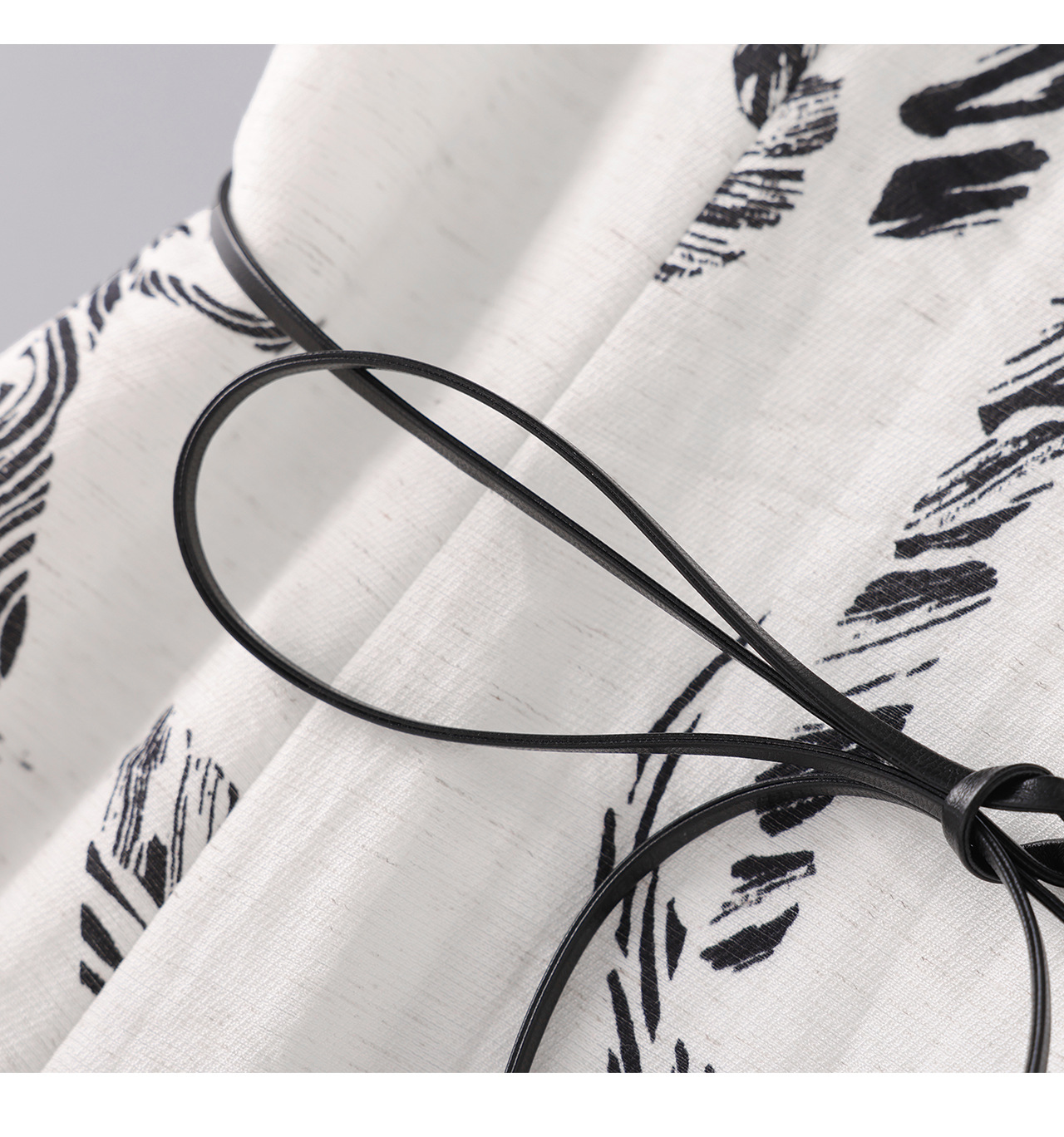 Đầm maxi nữ thắt eo cổ tròn không tay họa tiết in hoa phong cách nghỉ dưỡng — Đen trắng chi tiết 20