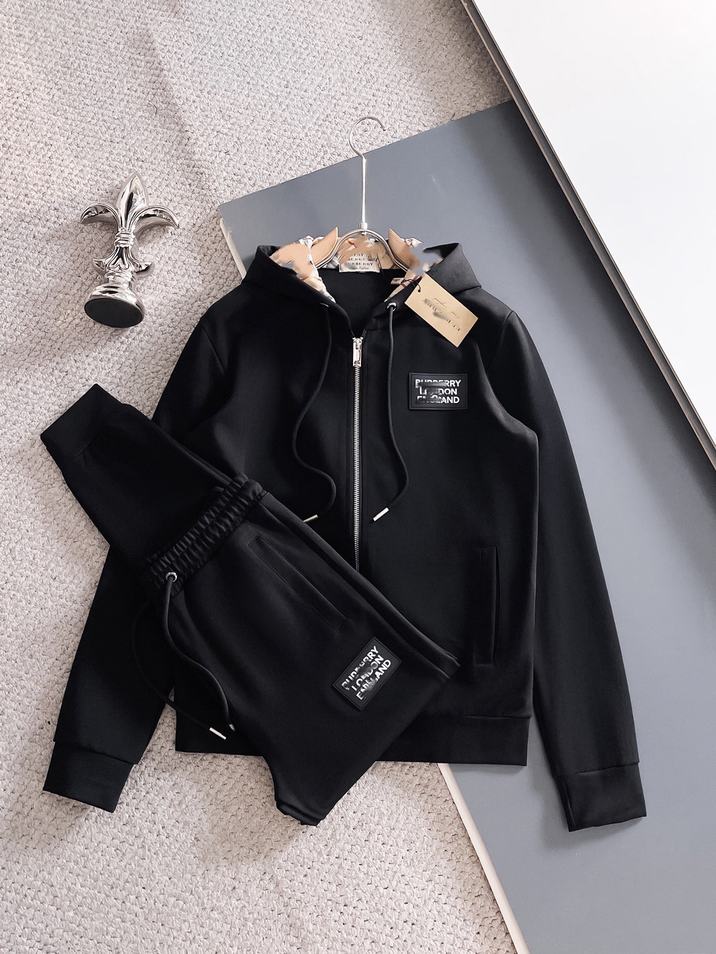 Black b / M