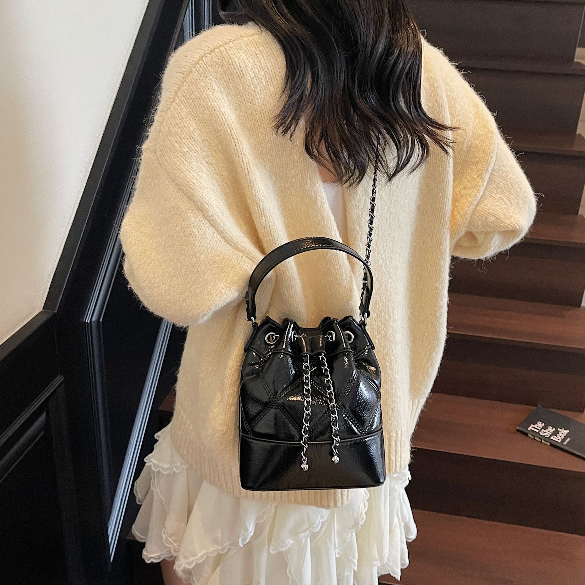 Bolso de diseño coreano de nicho para mujeres 2025, nuevo bolso de hombro de alta calidad, bolso de cubo de agua de cadena de diamante