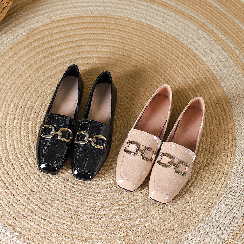 Άνοιξη και φθινόπωρο νέα φλατ παπούτσια γυναικεία κορεατική έκδοση λουστρίνι μαύρα μικρά δερμάτινα παπούτσια μόδας τετράγωνο δάχτυλο μεταλλική πόρπη παπούτσια Huidong χονδρική_voghion.com