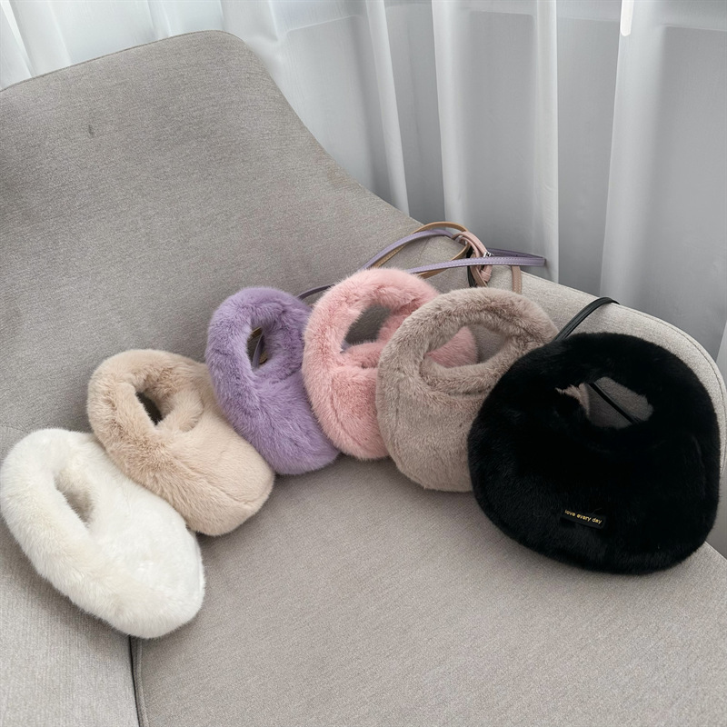 Borse da donna Nuova borsa a mano in peluche autunnale e invernale in visone da donna piccola borsa rotonda con logo tracolla a tracolla in rete borsa a forma di gnocco di celebrità_voghion.com