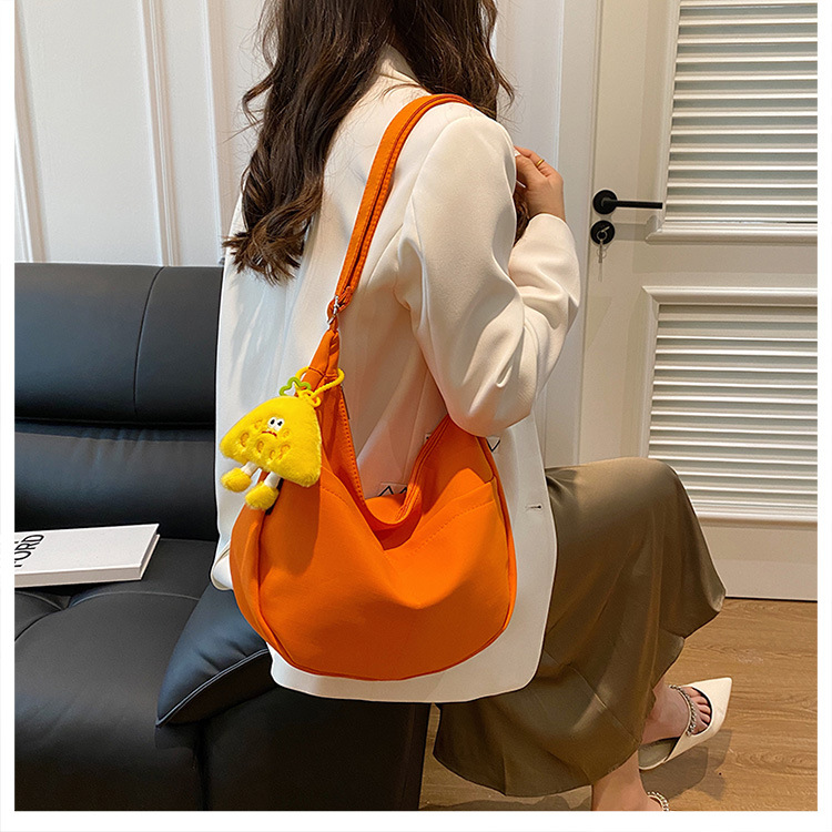 Simple solid-color canvas bag 2024 new style Japanese large-capacity single-shoulder dumpling bag, versatile for school and commuting crossbody bag Application Scenario