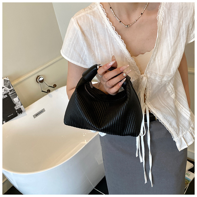 A niche hand-held pleated bag for women in the summer of 2025, a trendy and retro underarm bag, and a versatile Instagram single-shoulder crossbody bag undefined