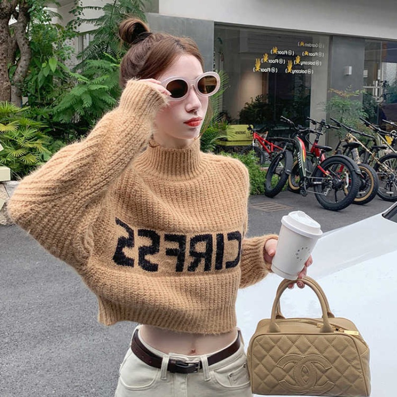 알파벳 자카드 밍크 모피 터틀넥 스웨터 여자 봄 2024 작은 남자를위한 새로운 도착 짧은 스웨터 탑 가을과 겨울