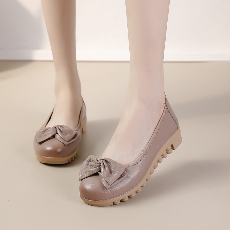 Spring rubber sole mother's shoes soft leather soft bottom comfortable middle-aged women's shoes middle-aged and elderly women's leather shoes flat bottom peas shoes