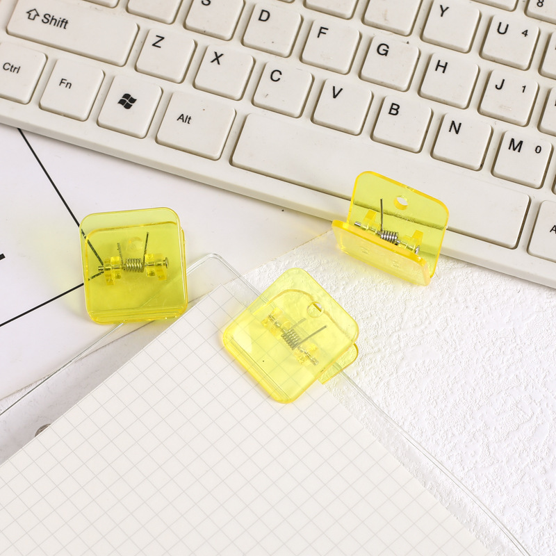 Fabricantes al por mayor acrílico cuadrado clips pequeños materiales de aprendizaje de oficina simple papel de prueba de clasificación de clips de plástico