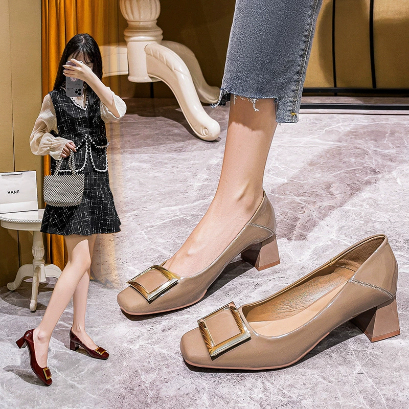 Женские туфли на высоком квадратном каблуке, массивный каблук, новинка 2025 года, туфли из лакированной кожи бордового цвета на среднем каблуке, весенне-осенние французские туфли-мюли с квадратным носком.