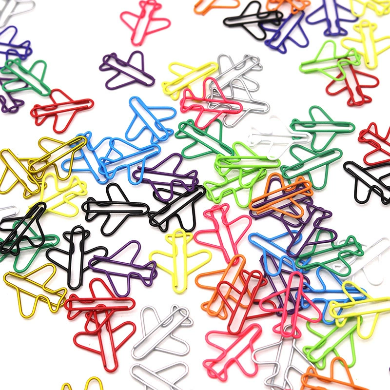 Производитель оптом пластиковые покрытые проволокой цветные скрепки для бумаги в форме самолета, креативные скрепки для бумаги необычной формы, цветные металлические скрепки для бумаги с мультяшным дизайном