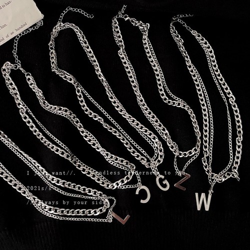 Titanium steel light luxury black love pendant necklace wholesale hot girl high-end niche design sweater chain personalized necklace