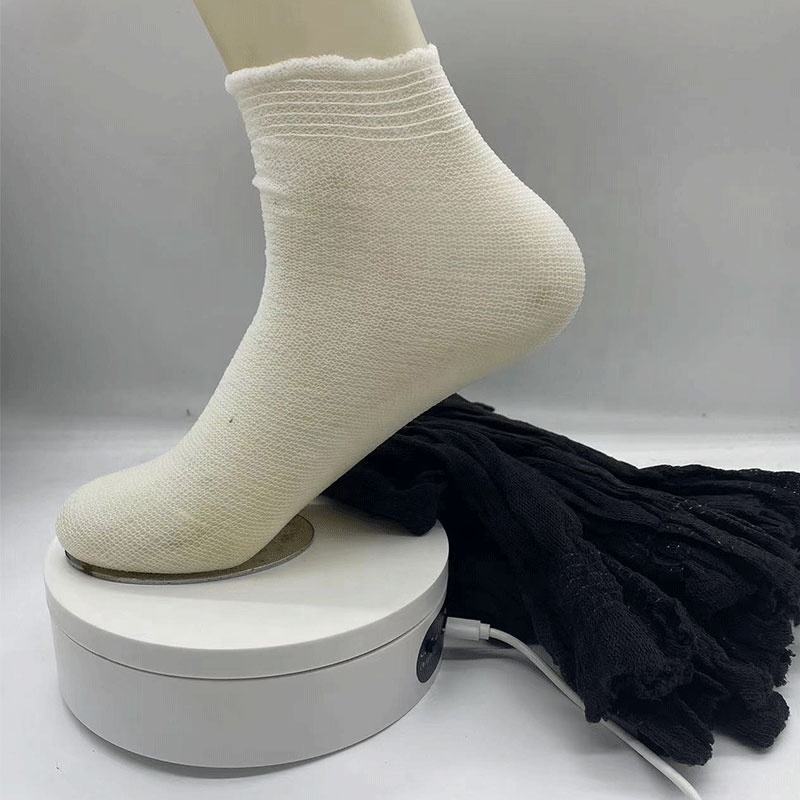 Children Who Try Disposable Foot Socks for Bowling, Skating, Playgrounds, and Travel Children Who Try Disposable Foot Socks for Bowling, Skating, Playgrounds, and Travel