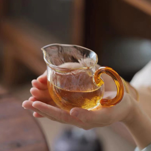 Wholesale fair cup with handle tea dispenser household kung fu tea set eagle beak male cup transparent glass fair cup