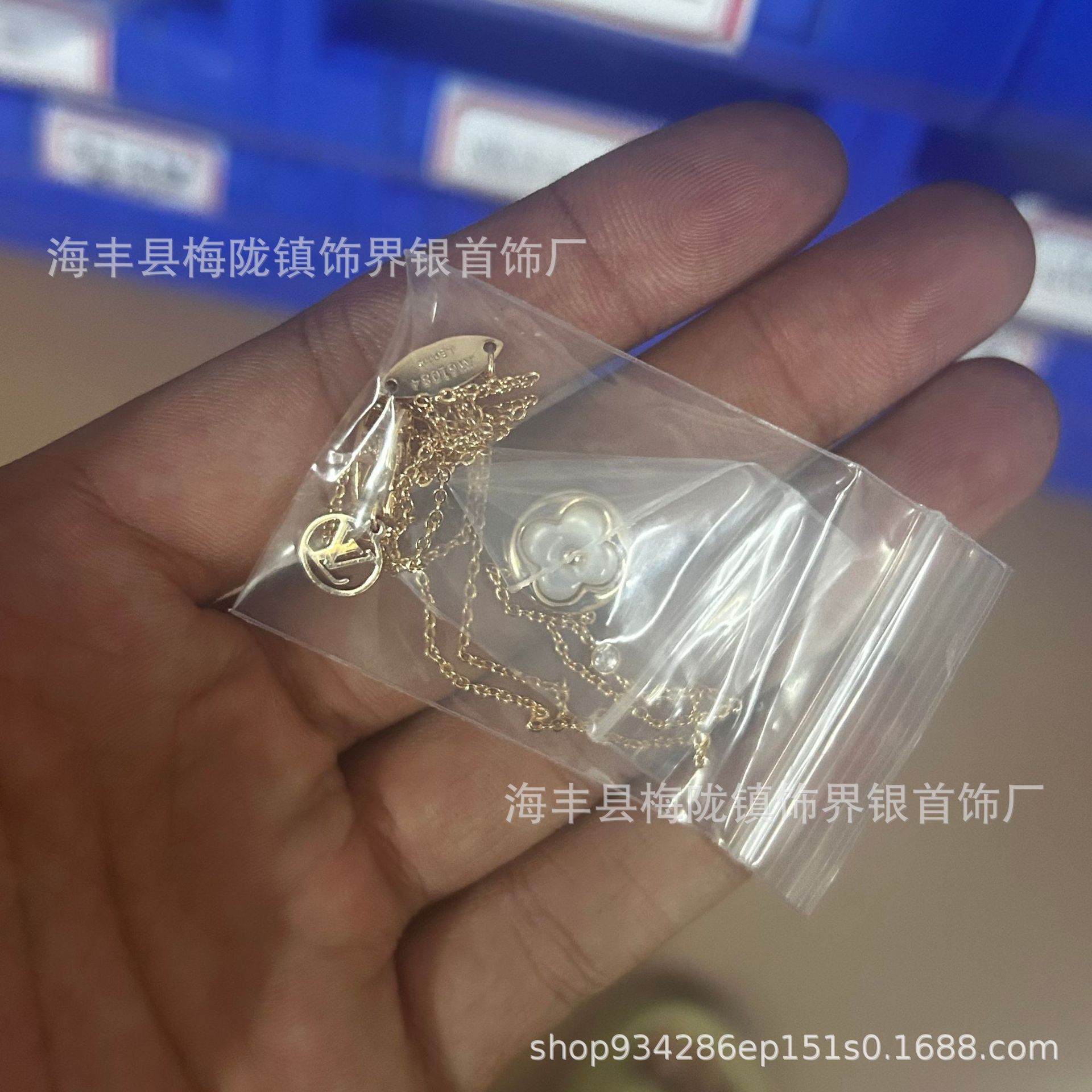 Donkey Familyの新作高級版四つ葉のクローバー五花ブレスレット、女性用18金メッキ、オールドフラワーパウダーシェルネックレス、アマゾナイトイヤリング