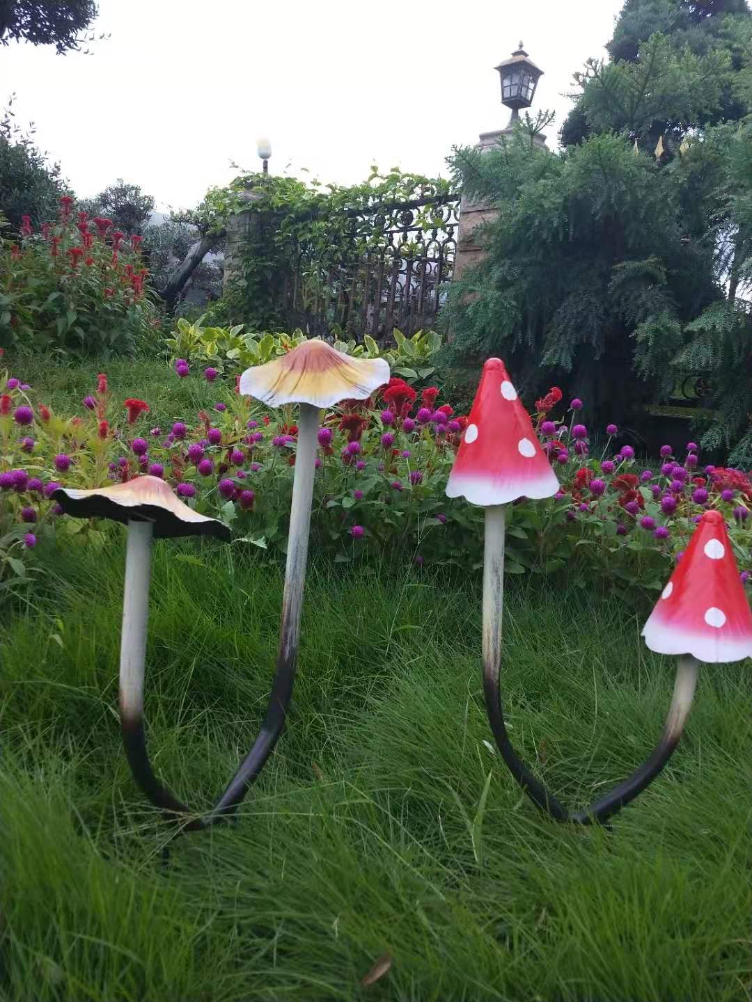国境を越えたアマゾンの爆発的な鉄芸装飾花が庭の花園のプラグインに挿して園芸趣味雑貨卸売りを飾る