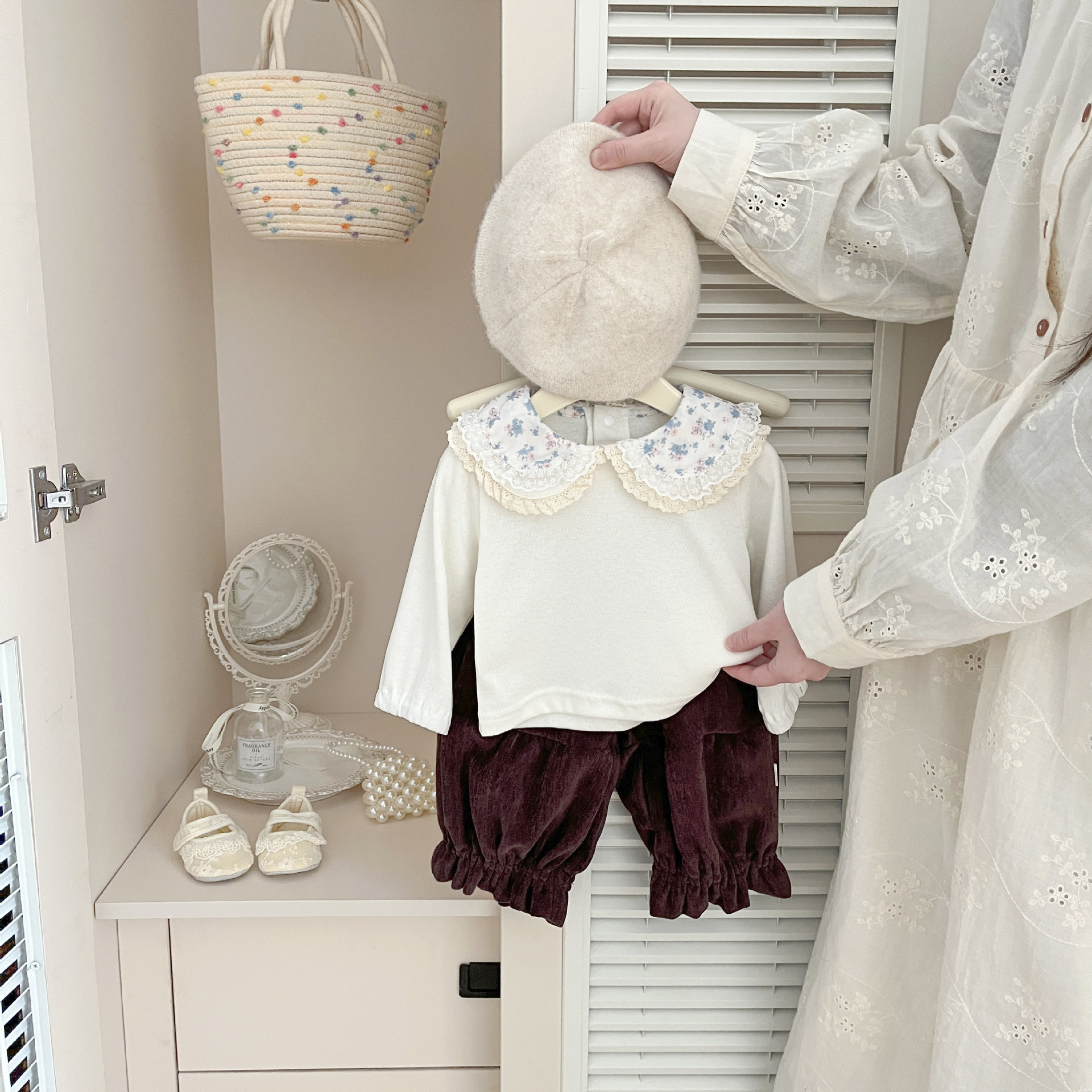 A principios de primavera, camiseta de manga larga de moda coreana para niñas, otoño extranjero, muñeca de flores trituradas cuello con camiseta de base superior
