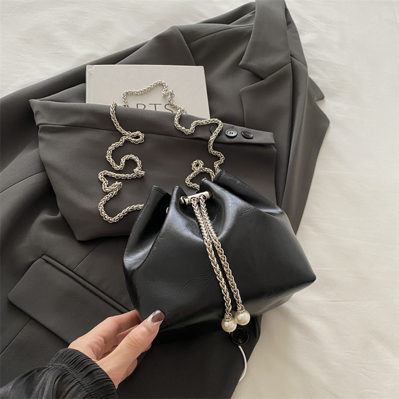 Bolso de balde popular de este año para mujeres 2024, nuevo bolso de cadena de diamante de moda, bolso de alta calidad, textura versátil, mochila pequeña.