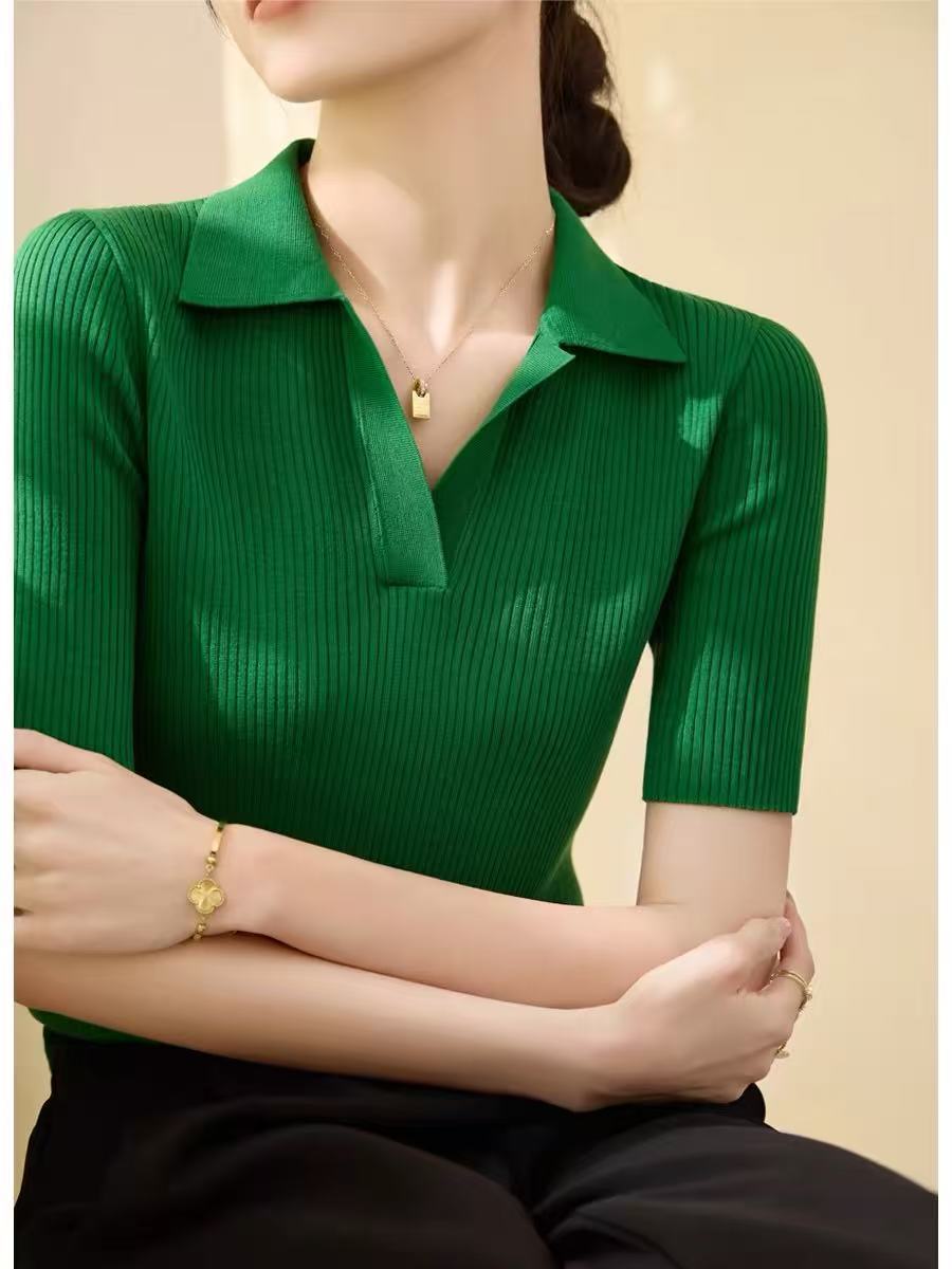Áo thun polo nữ cổ chữ V dệt kim tay lỡ — màu nâu