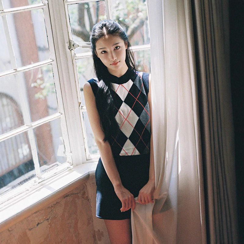 2025 New Autumn and Winter Round Neck Contrasting Color Quilted Geometric Pure Wool Pullover Sleeveless Knitted Vest Top for Women