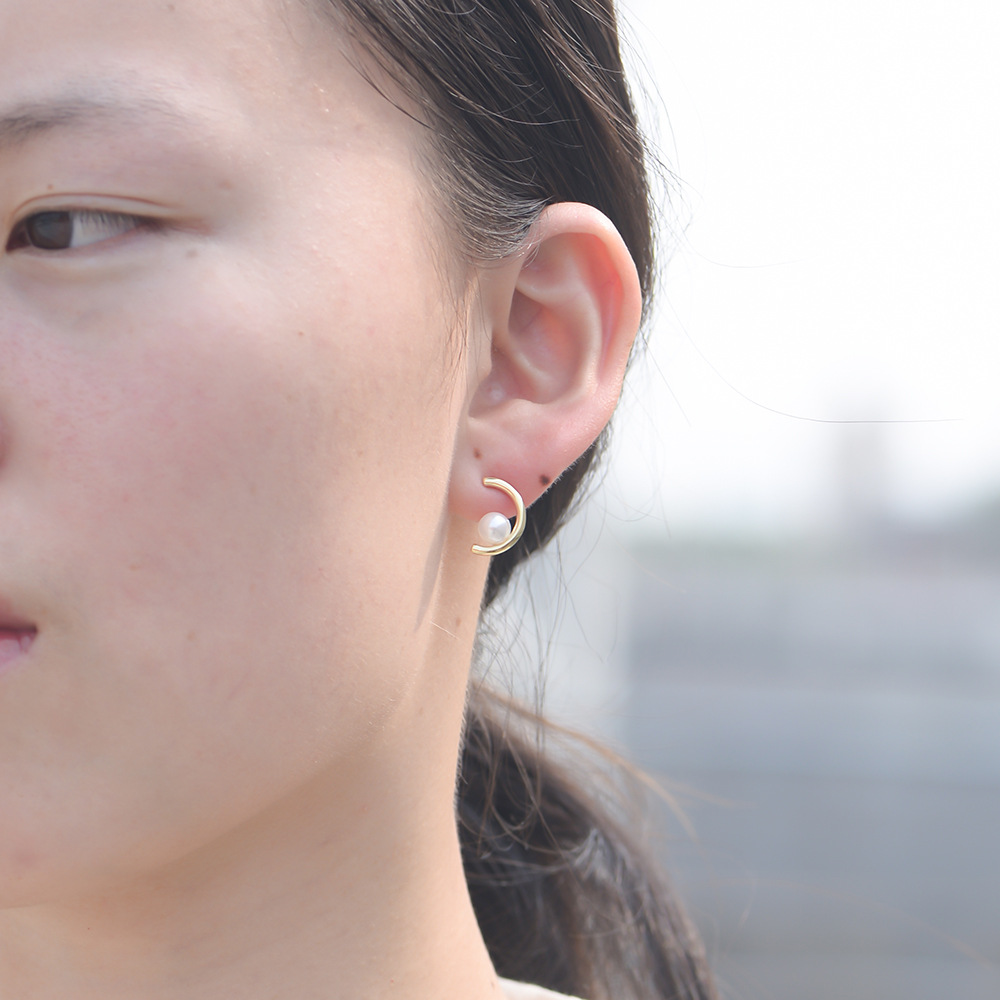 Pendientes de perlas en forma de C de plata esterlina 925 medio anillo de plata en forma de C Pendientes de perlas de moda europea y americana de diseño geométrico simple de las mujeres temperamento versátil